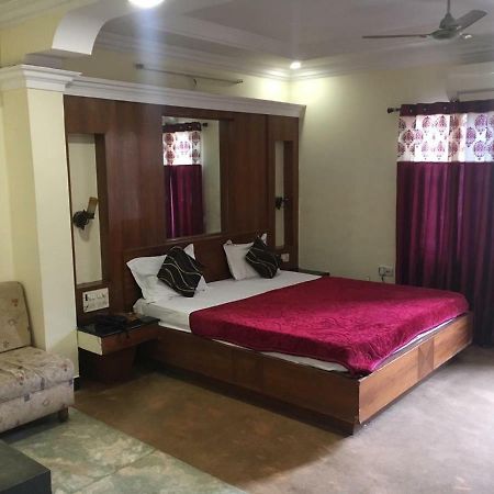 Hotel Poonam Rāipur Eksteriør billede