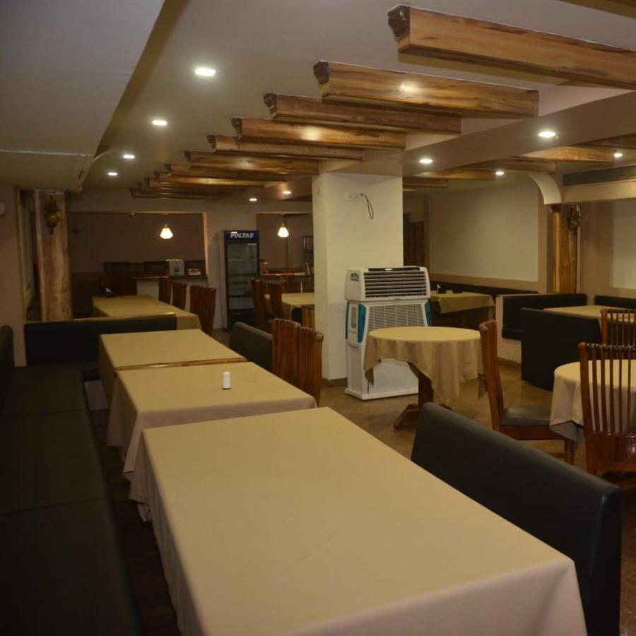 Hotel Poonam Rāipur Eksteriør billede