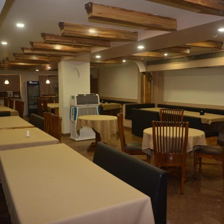 Hotel Poonam Rāipur Eksteriør billede
