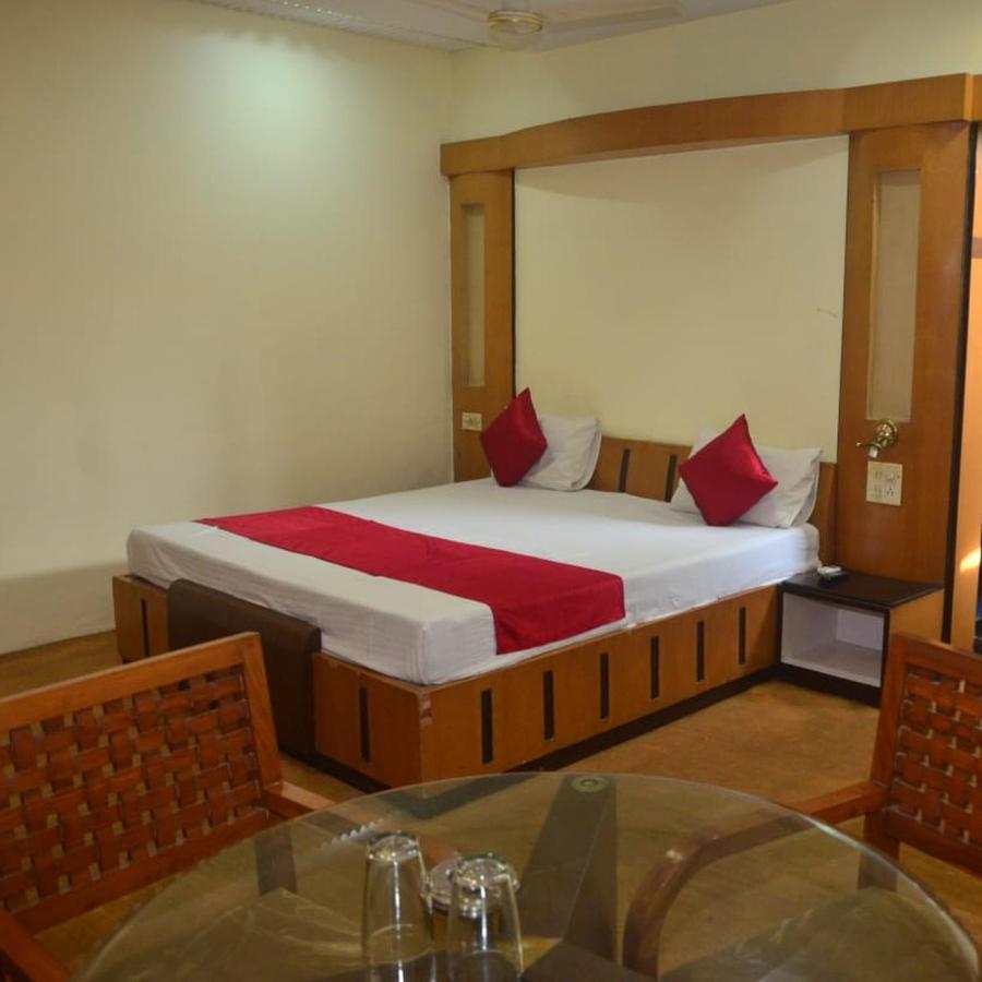 Hotel Poonam Rāipur Eksteriør billede