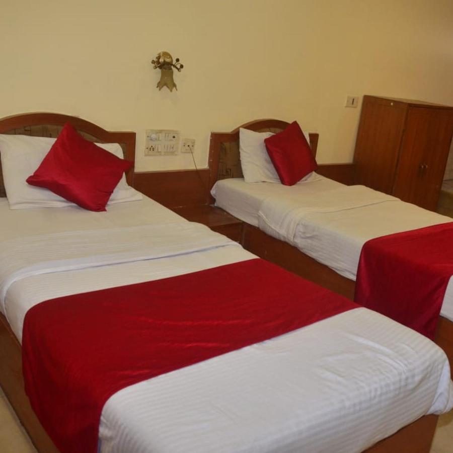 Hotel Poonam Rāipur Eksteriør billede