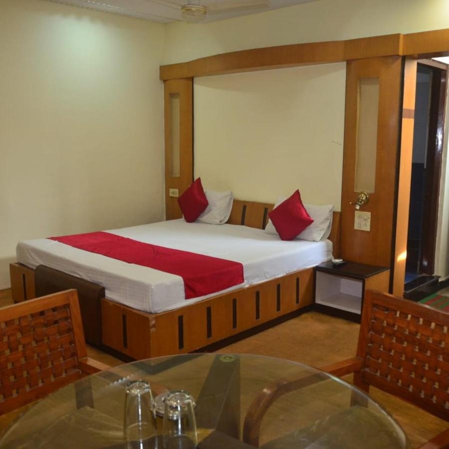 Hotel Poonam Rāipur Eksteriør billede