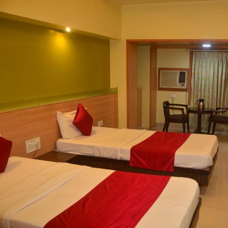 Hotel Poonam Rāipur Eksteriør billede