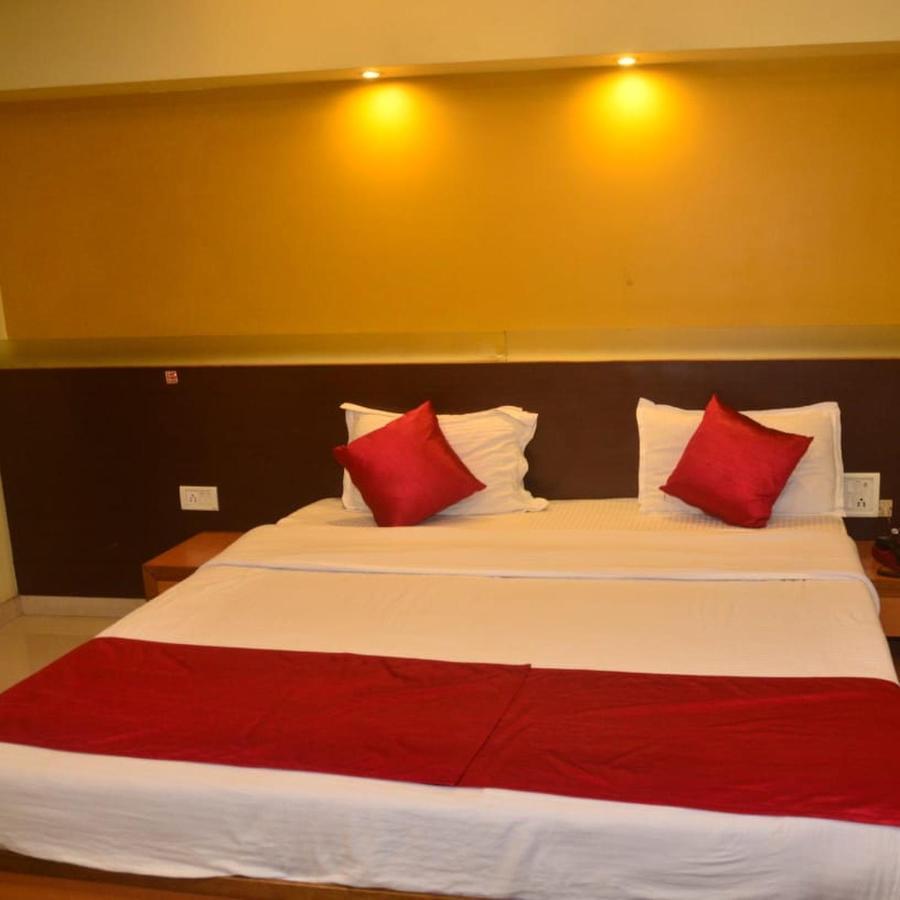 Hotel Poonam Rāipur Eksteriør billede