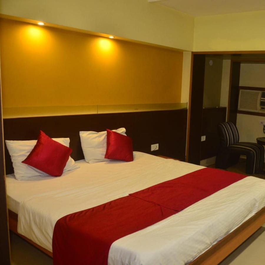 Hotel Poonam Rāipur Eksteriør billede