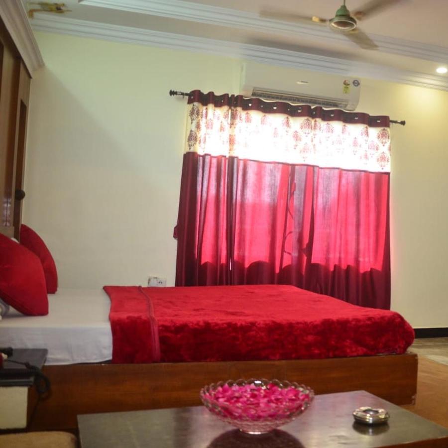 Hotel Poonam Rāipur Eksteriør billede