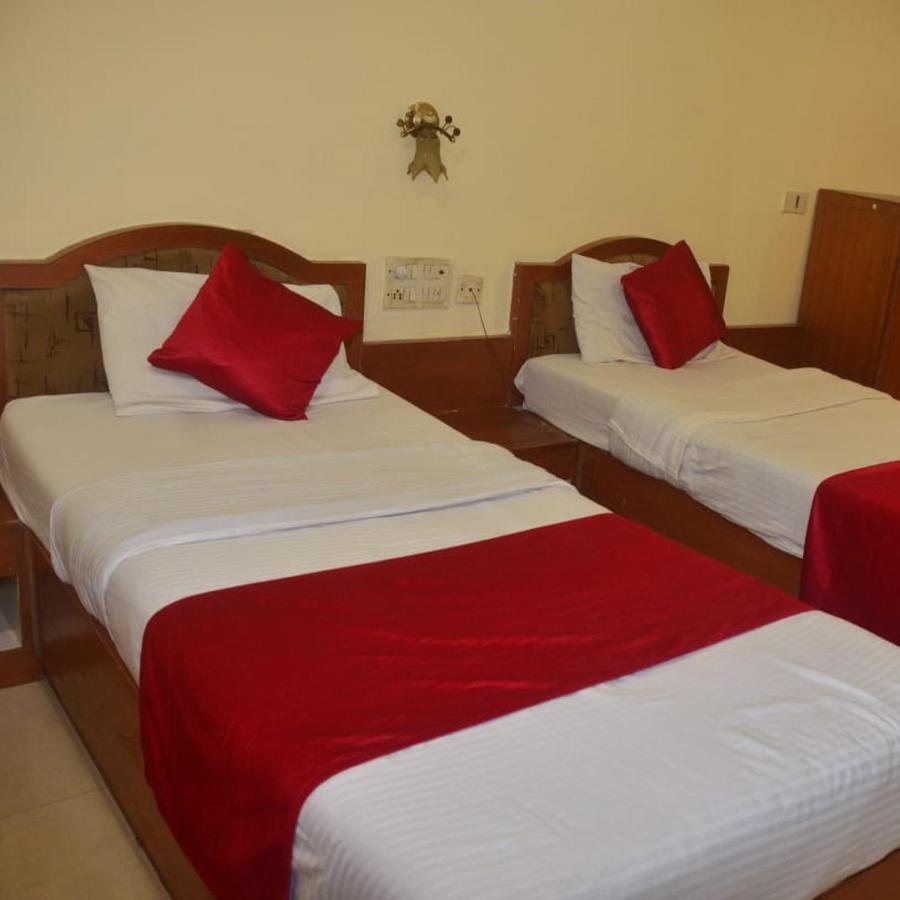 Hotel Poonam Rāipur Eksteriør billede