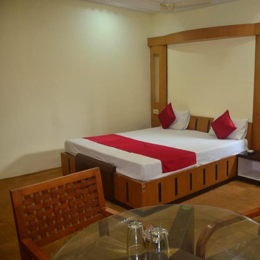 Hotel Poonam Rāipur Eksteriør billede