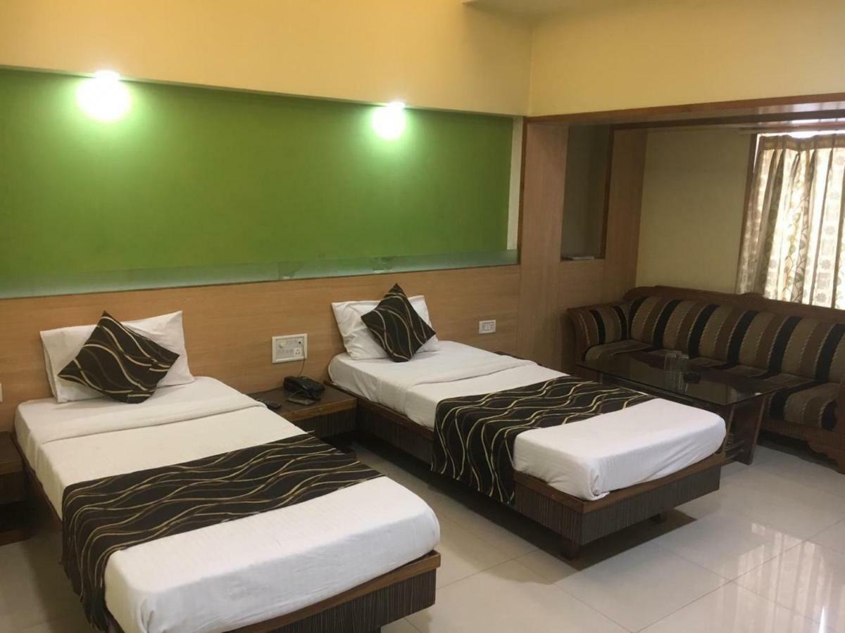 Hotel Poonam Rāipur Eksteriør billede
