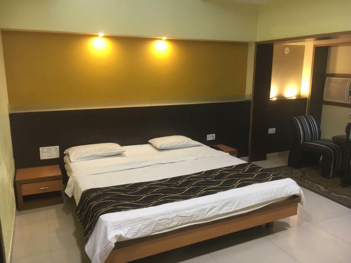 Hotel Poonam Rāipur Eksteriør billede