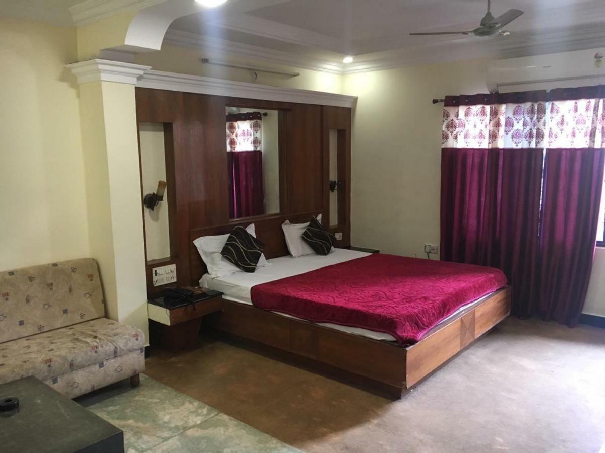 Hotel Poonam Rāipur Eksteriør billede